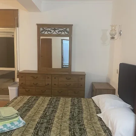 Πανσιόν Joe's House *