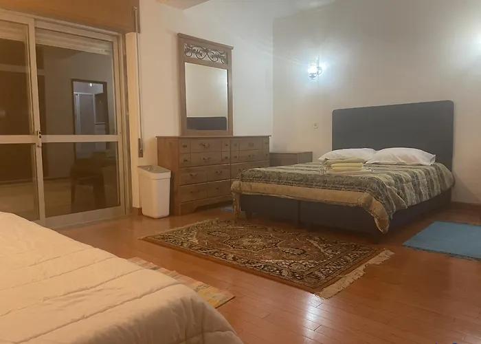 Πανσιόν Joe's House *
